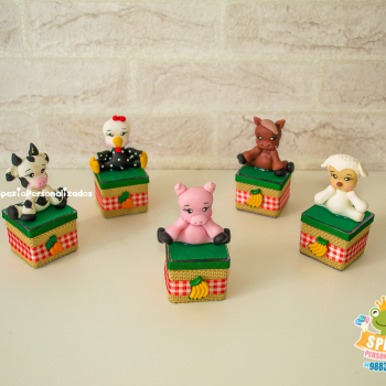 Biscuit em caixa acrílica fazendinha